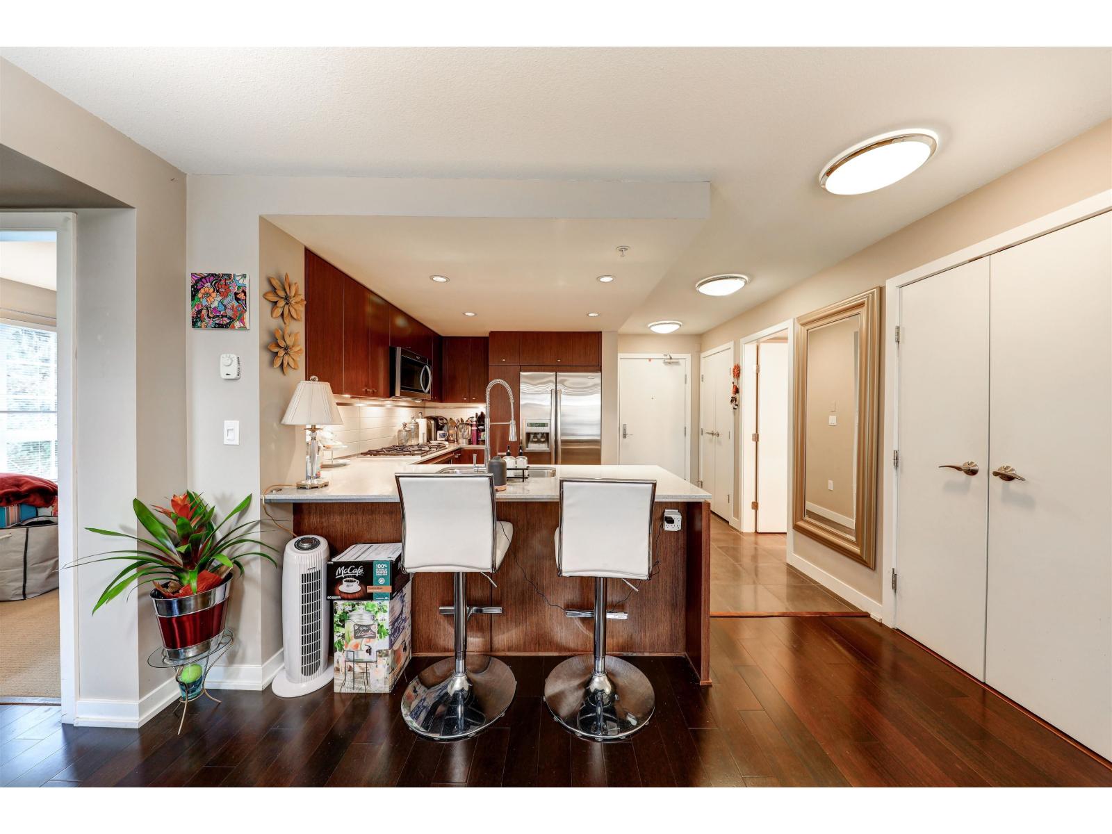 205 2940 King George Boulevard, Surrey, British Columbia  V3Z 0M8 - Photo 3 - R3048264