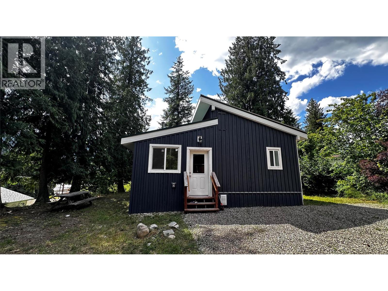 811 Victoria Street, New Denver, British Columbia  V0G 1M0 - Photo 3 - 10362366