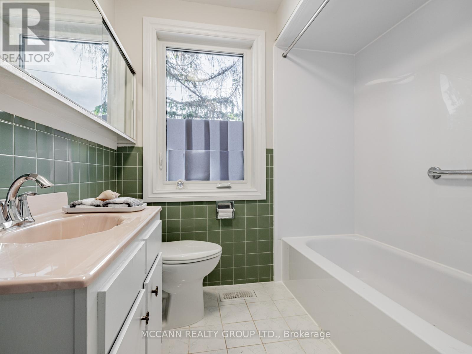 157 1/2 Roslin Avenue, Toronto, Ontario  M4N 1Z5 - Photo 22 - C12407331