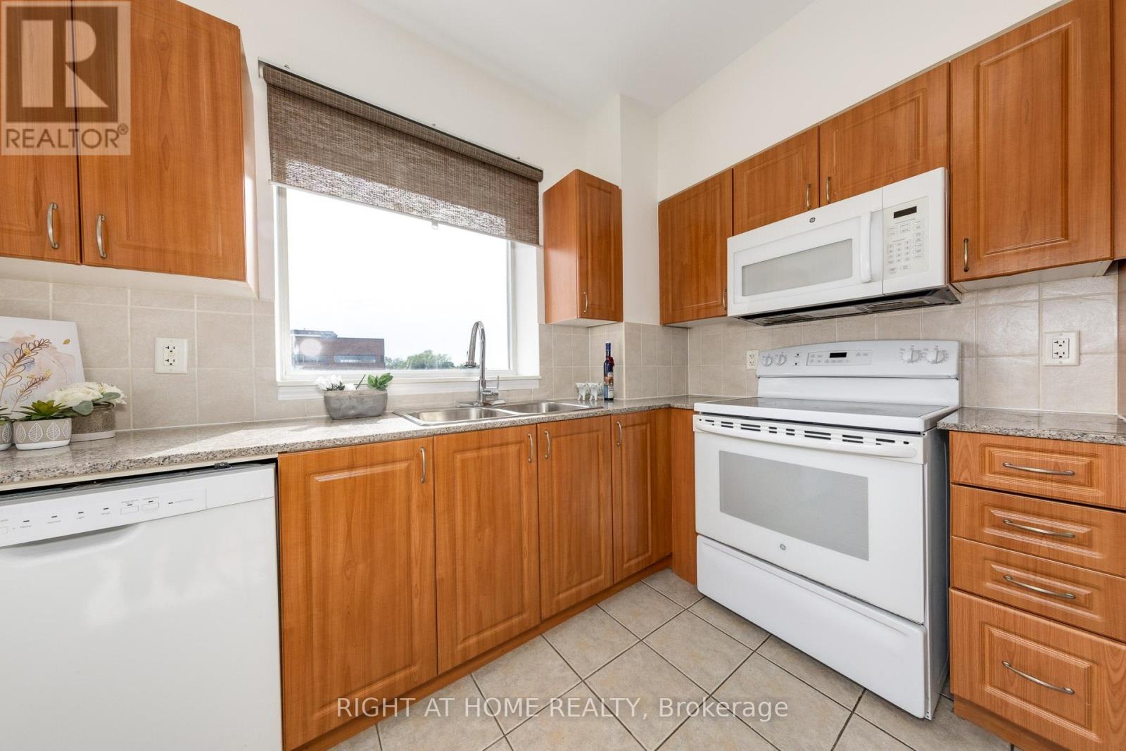 Ph3 - 5940 Yonge Street, Toronto, Ontario  M2M 4M6 - Photo 5 - C12407391