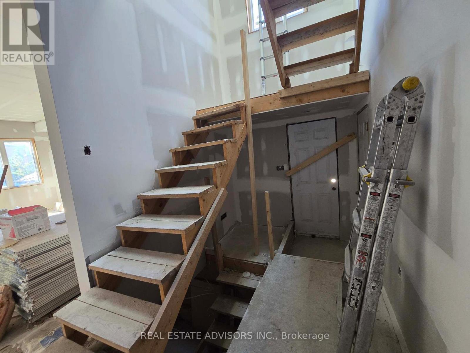 68b Laurel Avenue, Toronto (Kennedy Park), Ontario  M1K 3J6 - Photo 4 - E12407348