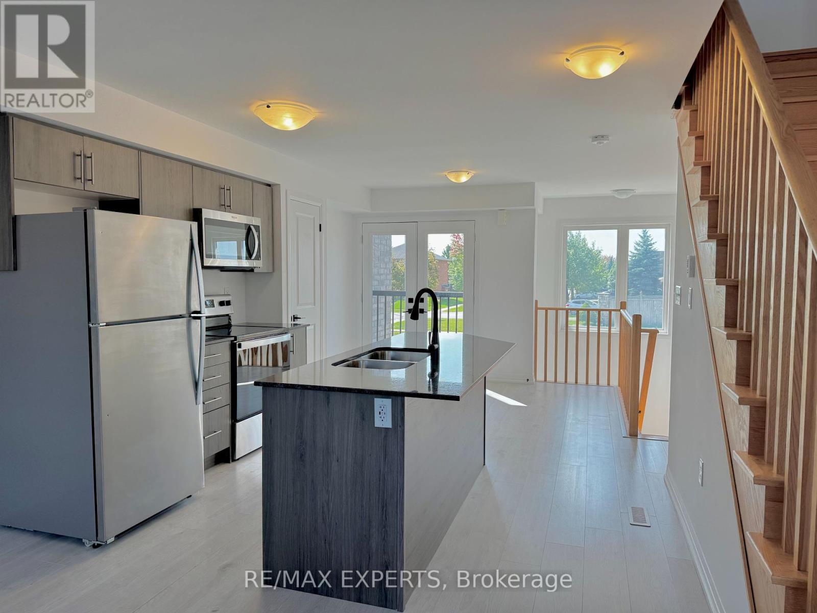 67 Fairlane Avenue, Barrie, Ontario  L9J 0N1 - Photo 12 - S12407358