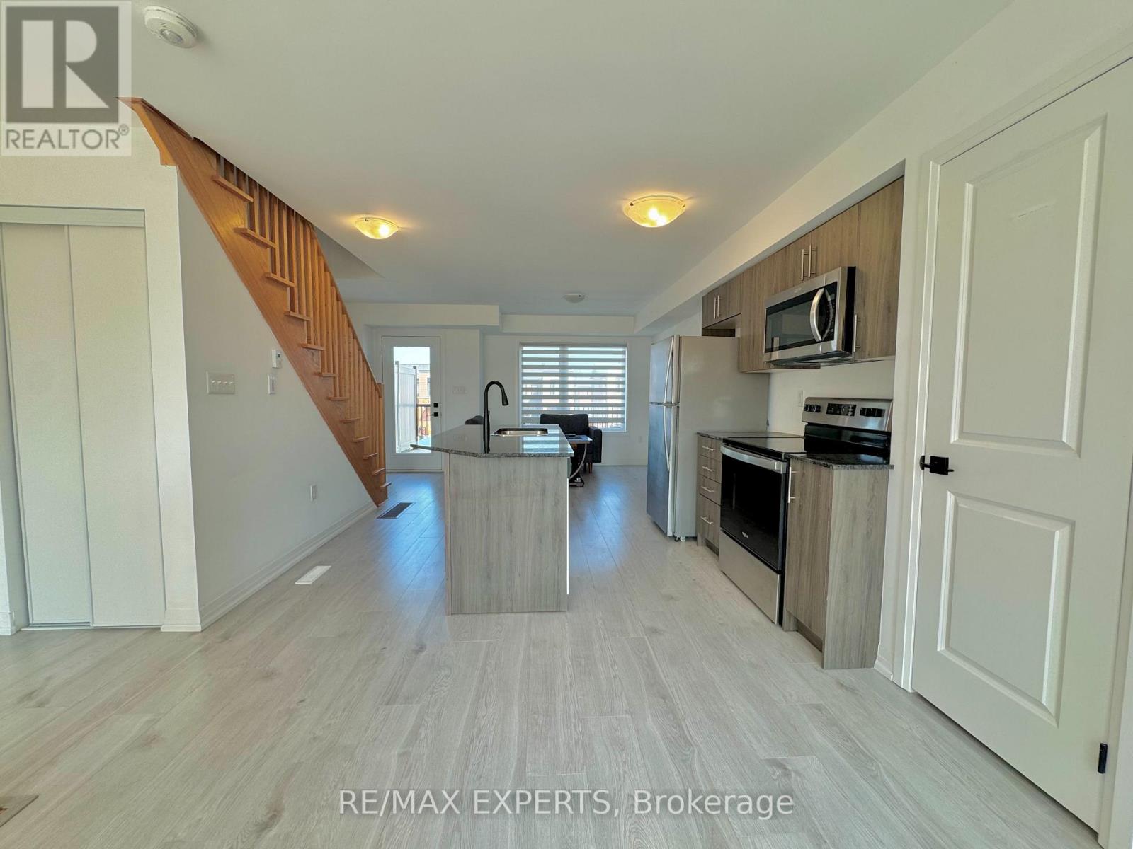 67 Fairlane Avenue, Barrie, Ontario  L9J 0N1 - Photo 4 - S12407358