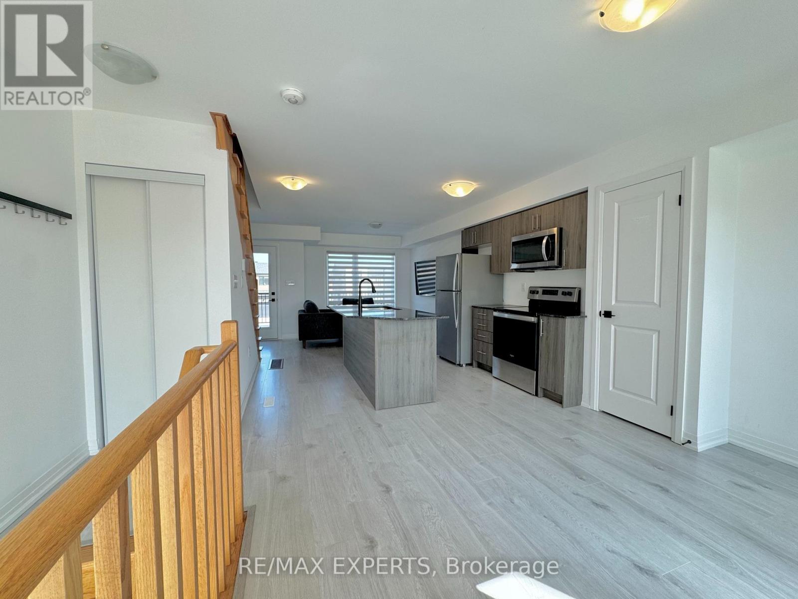 67 Fairlane Avenue, Barrie, Ontario  L9J 0N1 - Photo 5 - S12407358