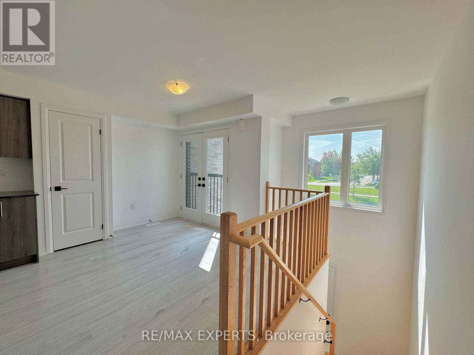 67 Fairlane Avenue, Barrie, Ontario  L9J 0N1 - Photo 7 - S12407358
