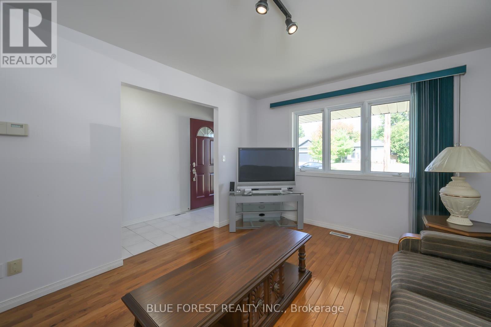 547 Creston Avenue, London South, Ontario  N6C 3A5 - Photo 3 - X12407452