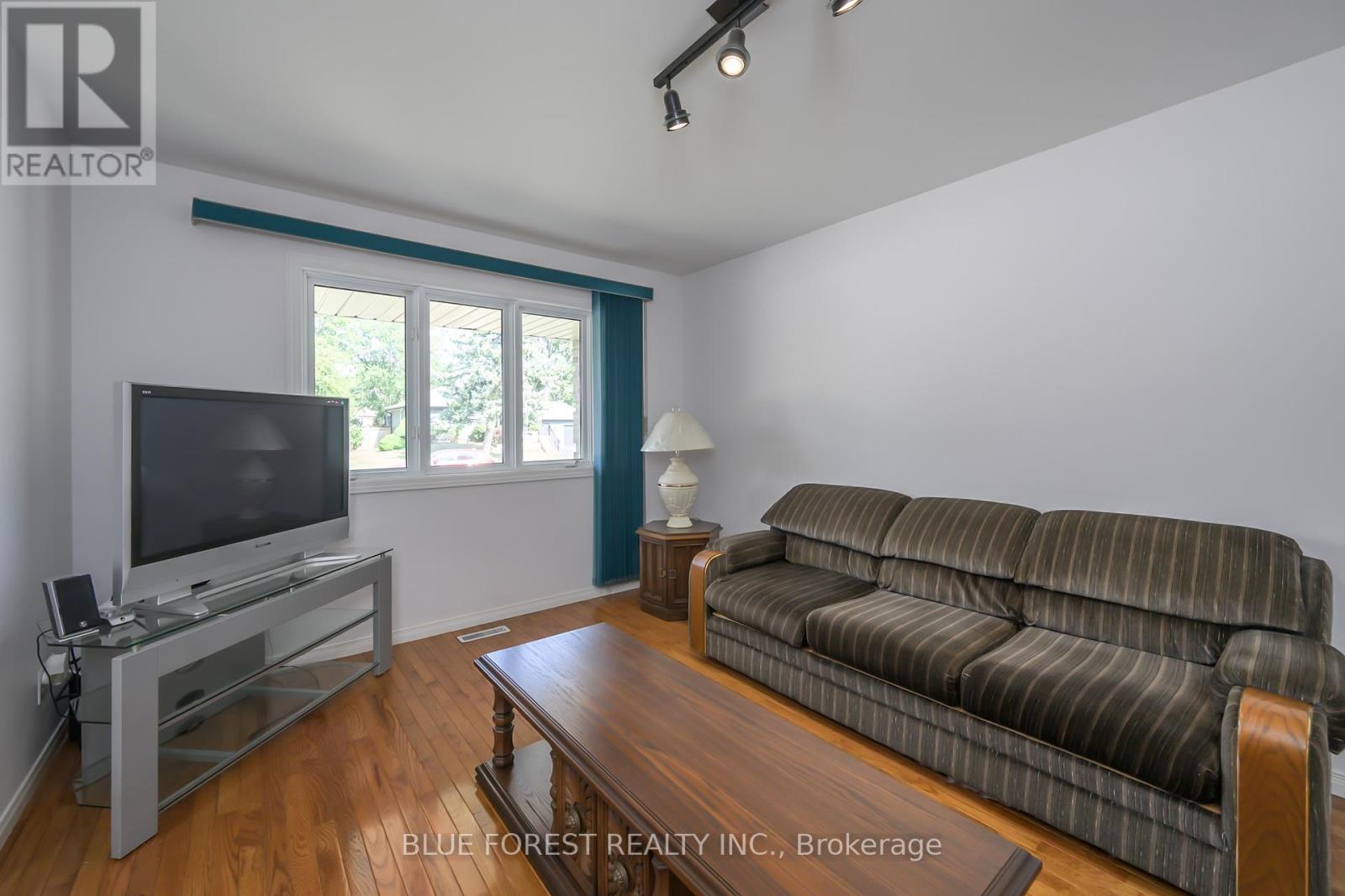 547 Creston Avenue, London South, Ontario  N6C 3A5 - Photo 4 - X12407452