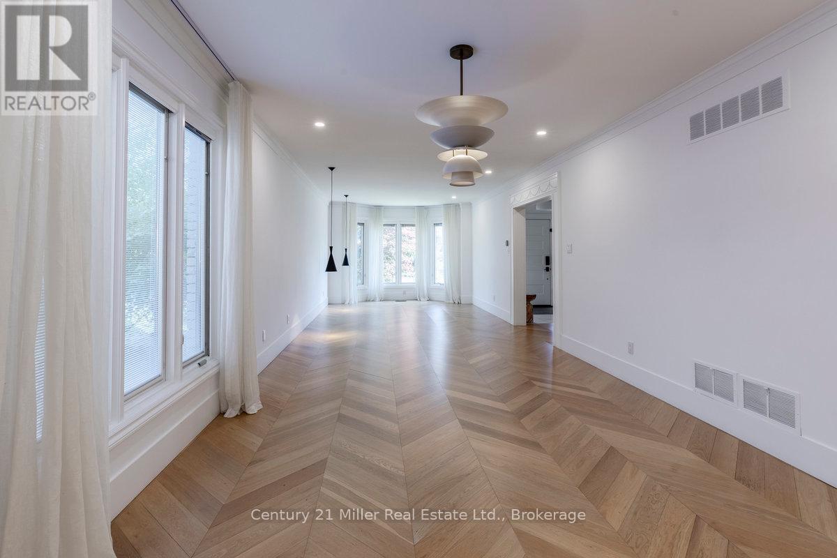 1031 Masters Green, Oakville, Ontario  L6M 2N8 - Photo 12 - W12407447