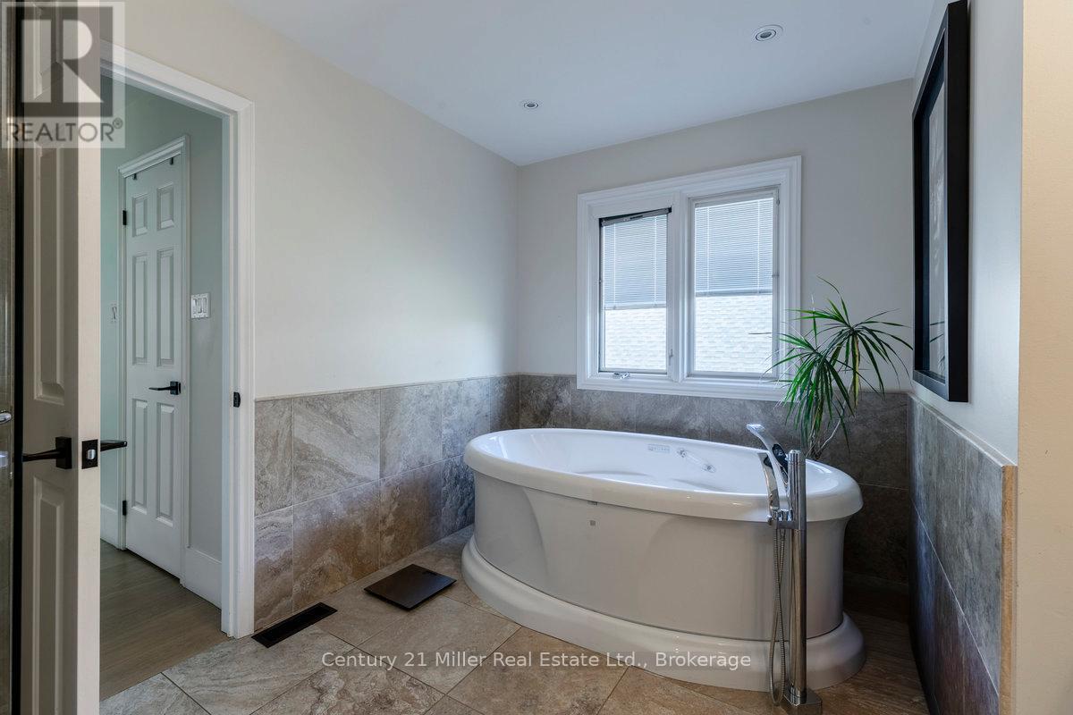 1031 Masters Green, Oakville, Ontario  L6M 2N8 - Photo 20 - W12407447