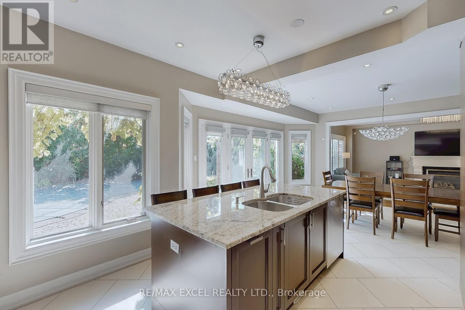 5368 Vail Court, Mississauga (Central Erin Mills), Ontario  L5M 6G9 - Photo 15 - W12407327