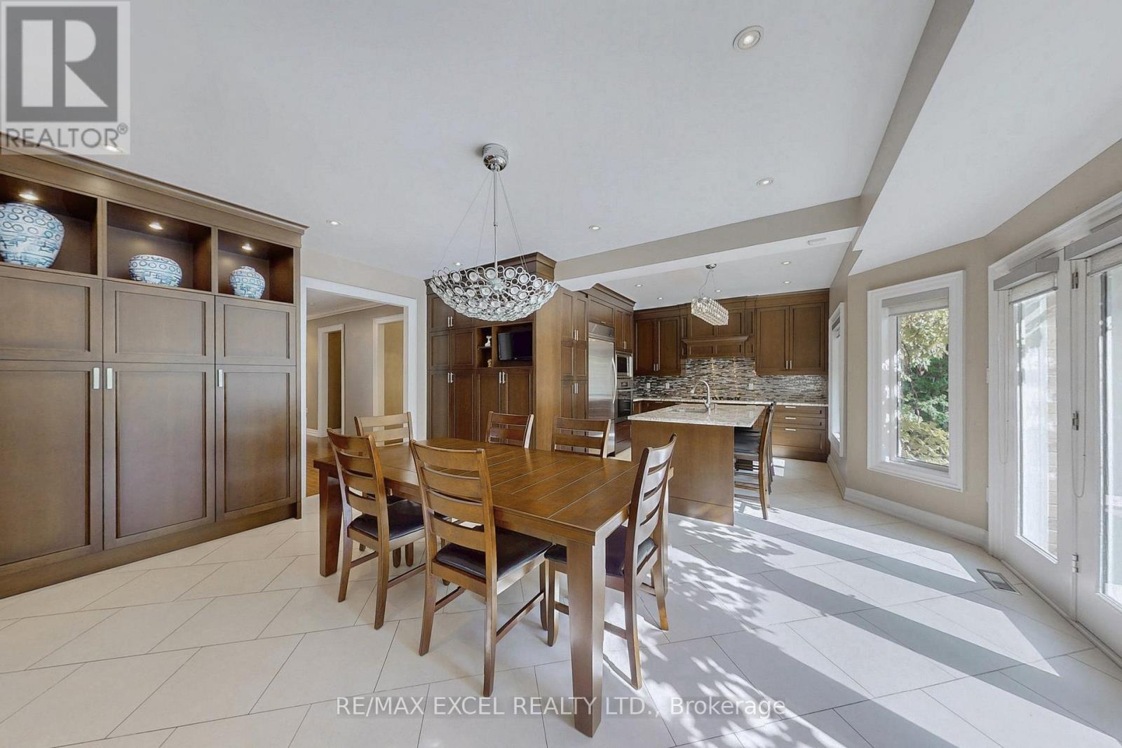 5368 Vail Court, Mississauga (Central Erin Mills), Ontario  L5M 6G9 - Photo 17 - W12407327