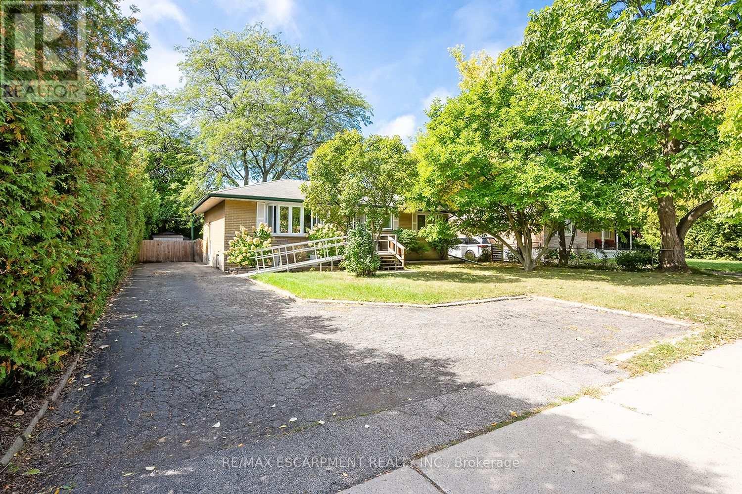 414 Third Line, Oakville, Ontario  L6L 4A5 - Photo 1 - W12407338