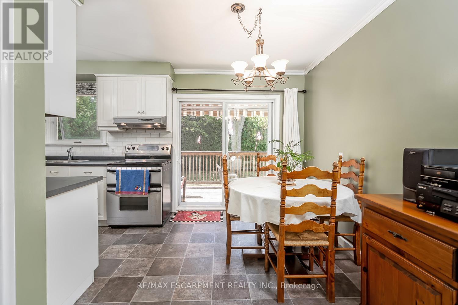 414 Third Line, Oakville, Ontario  L6L 4A5 - Photo 11 - W12407338