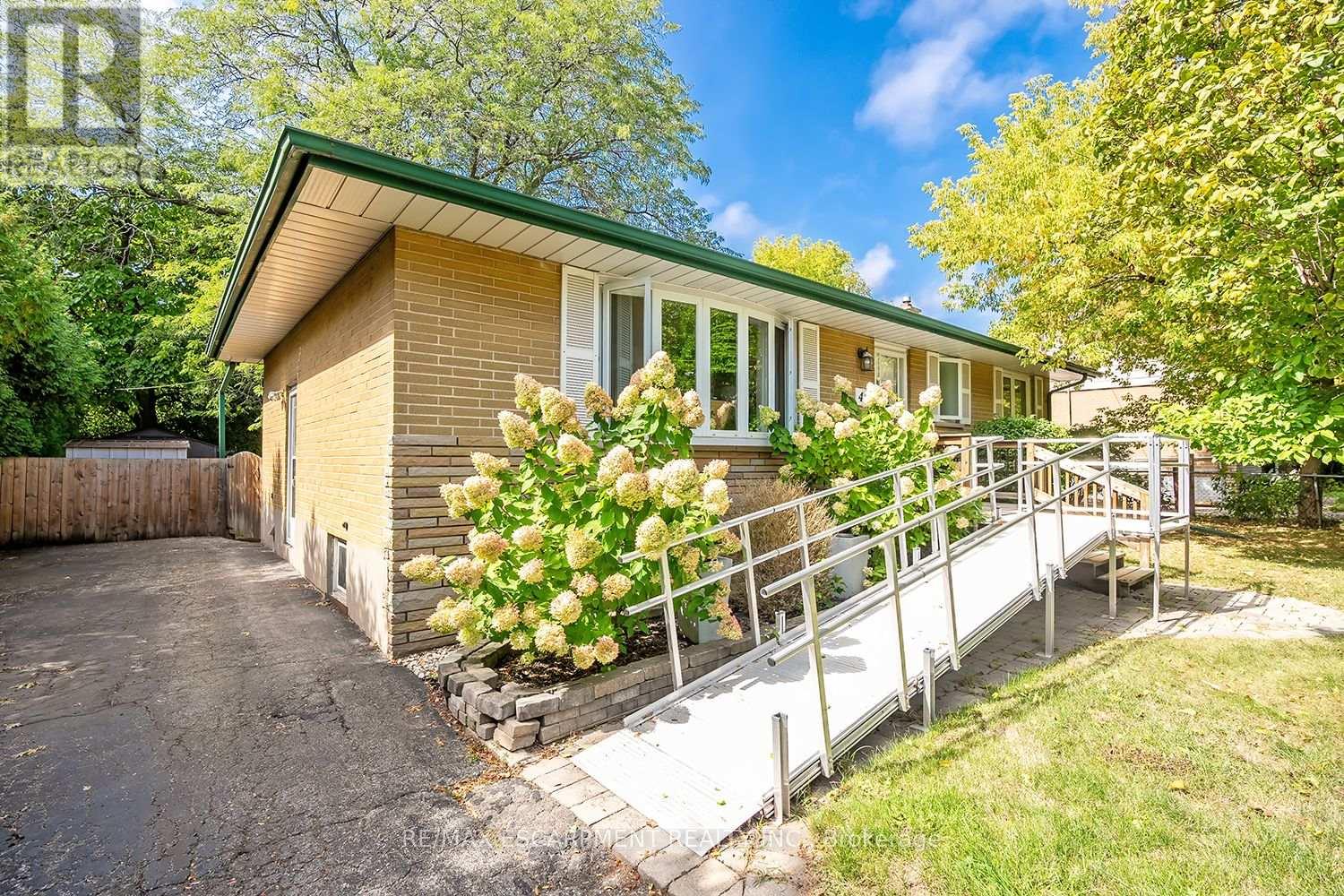 414 Third Line, Oakville, Ontario  L6L 4A5 - Photo 3 - W12407338