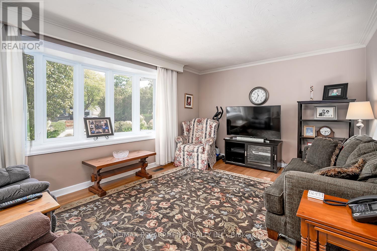 414 Third Line, Oakville, Ontario  L6L 4A5 - Photo 6 - W12407338