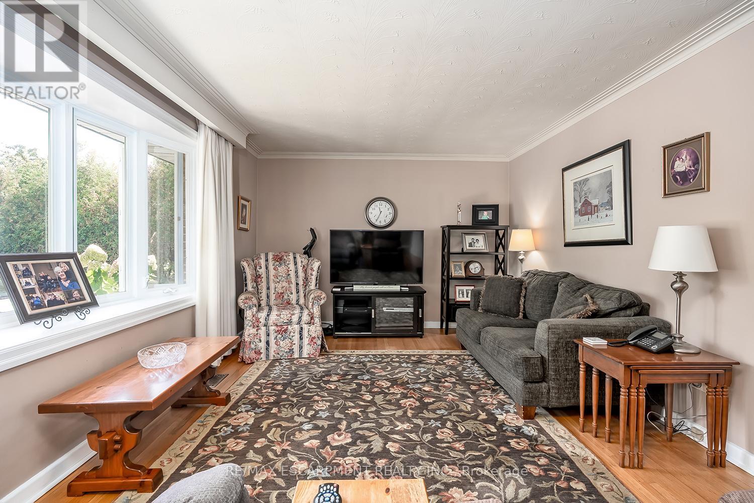 414 Third Line, Oakville, Ontario  L6L 4A5 - Photo 7 - W12407338