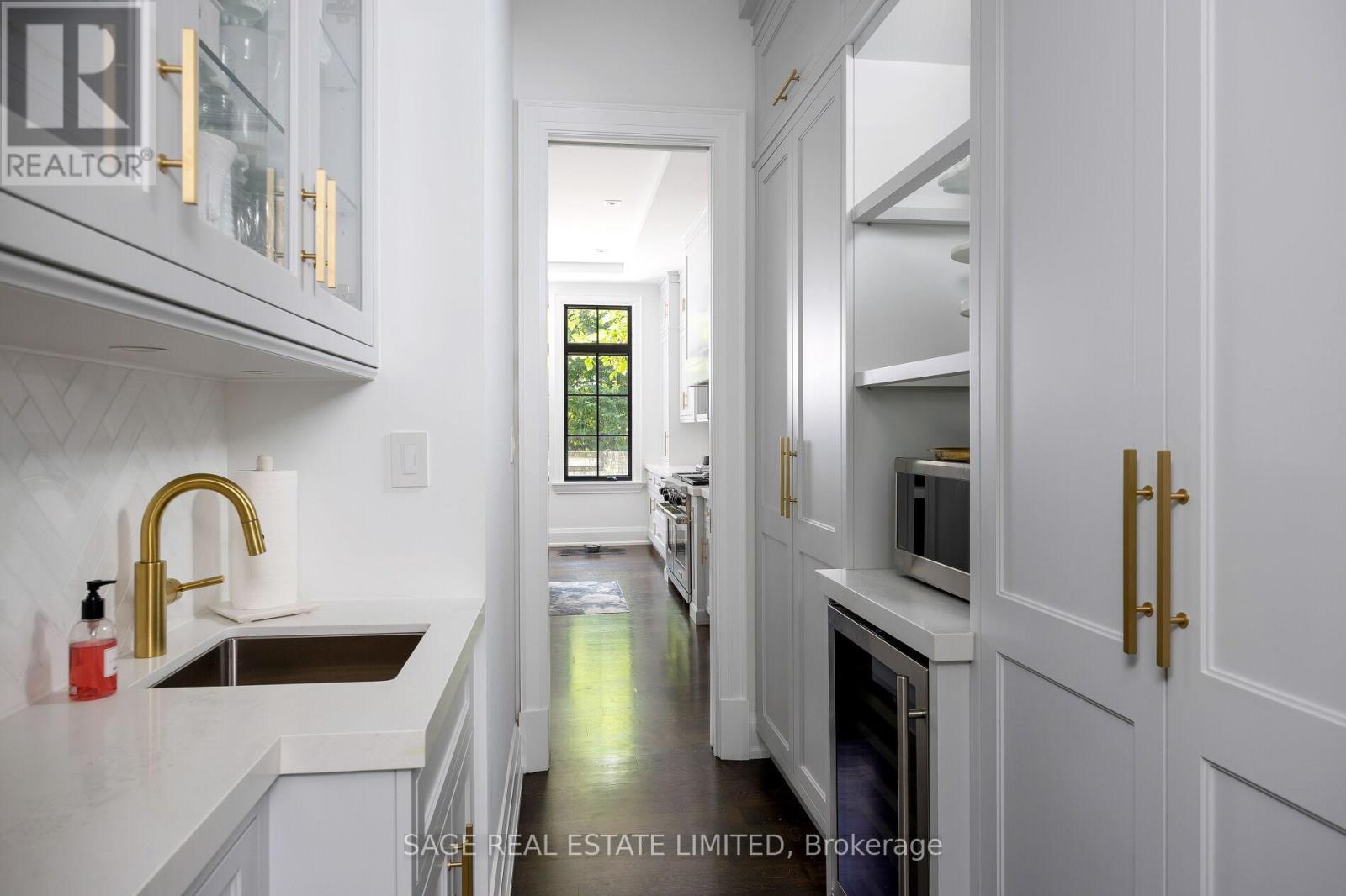 55 Strath Avenue, Toronto, Ontario  M8X 1R4 - Photo 6 - W12407339
