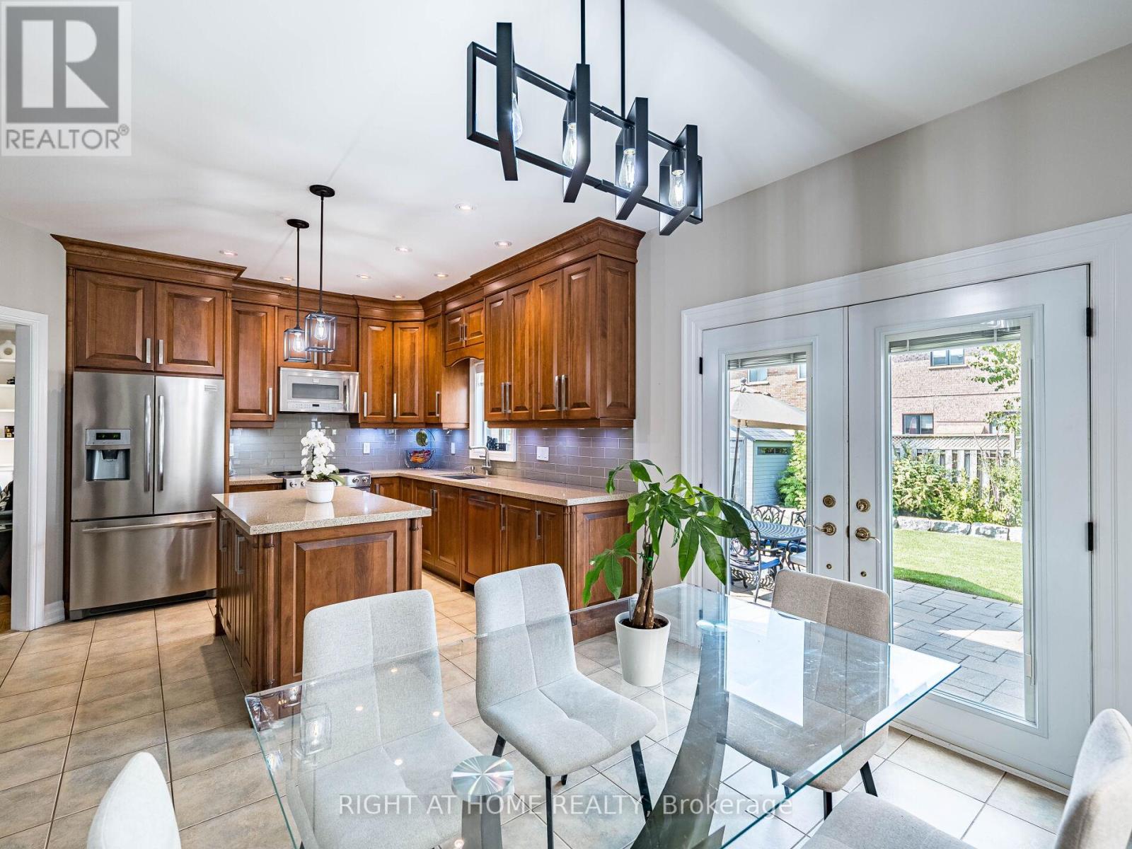 6 Berrycreek Drive, Brampton (Fletcher's Meadow), Ontario  L7A 2M7 - Photo 10 - W12407400