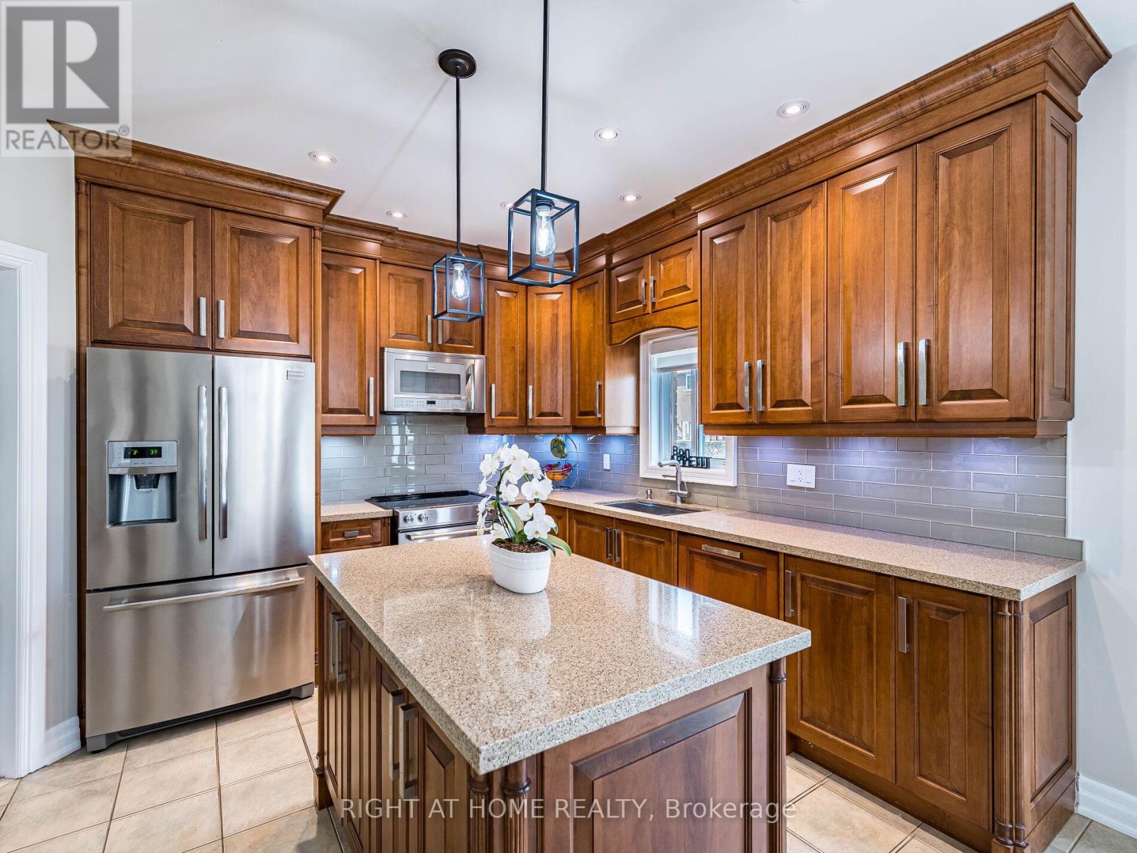 6 Berrycreek Drive, Brampton (Fletcher's Meadow), Ontario  L7A 2M7 - Photo 11 - W12407400