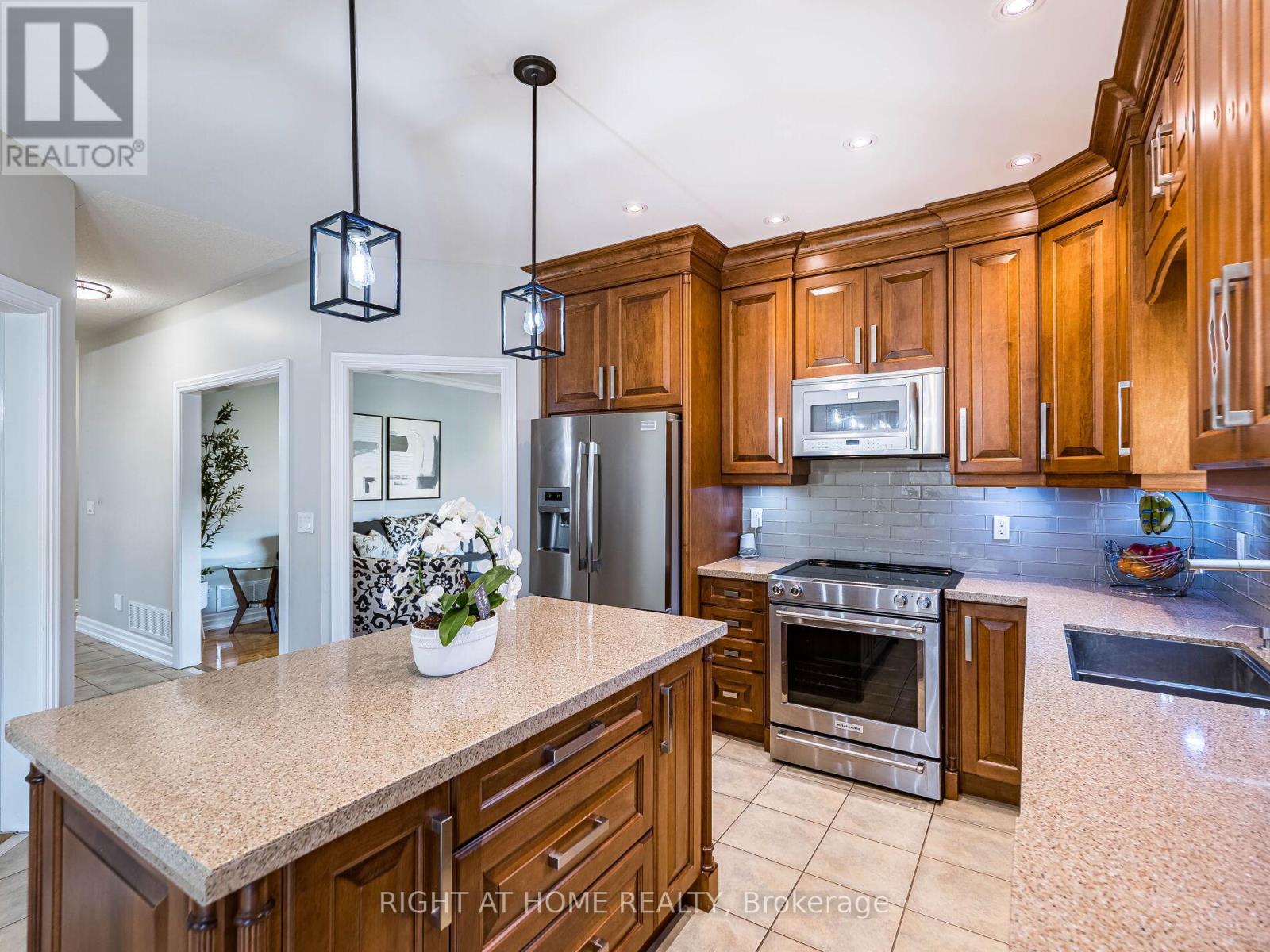 6 Berrycreek Drive, Brampton (Fletcher's Meadow), Ontario  L7A 2M7 - Photo 12 - W12407400
