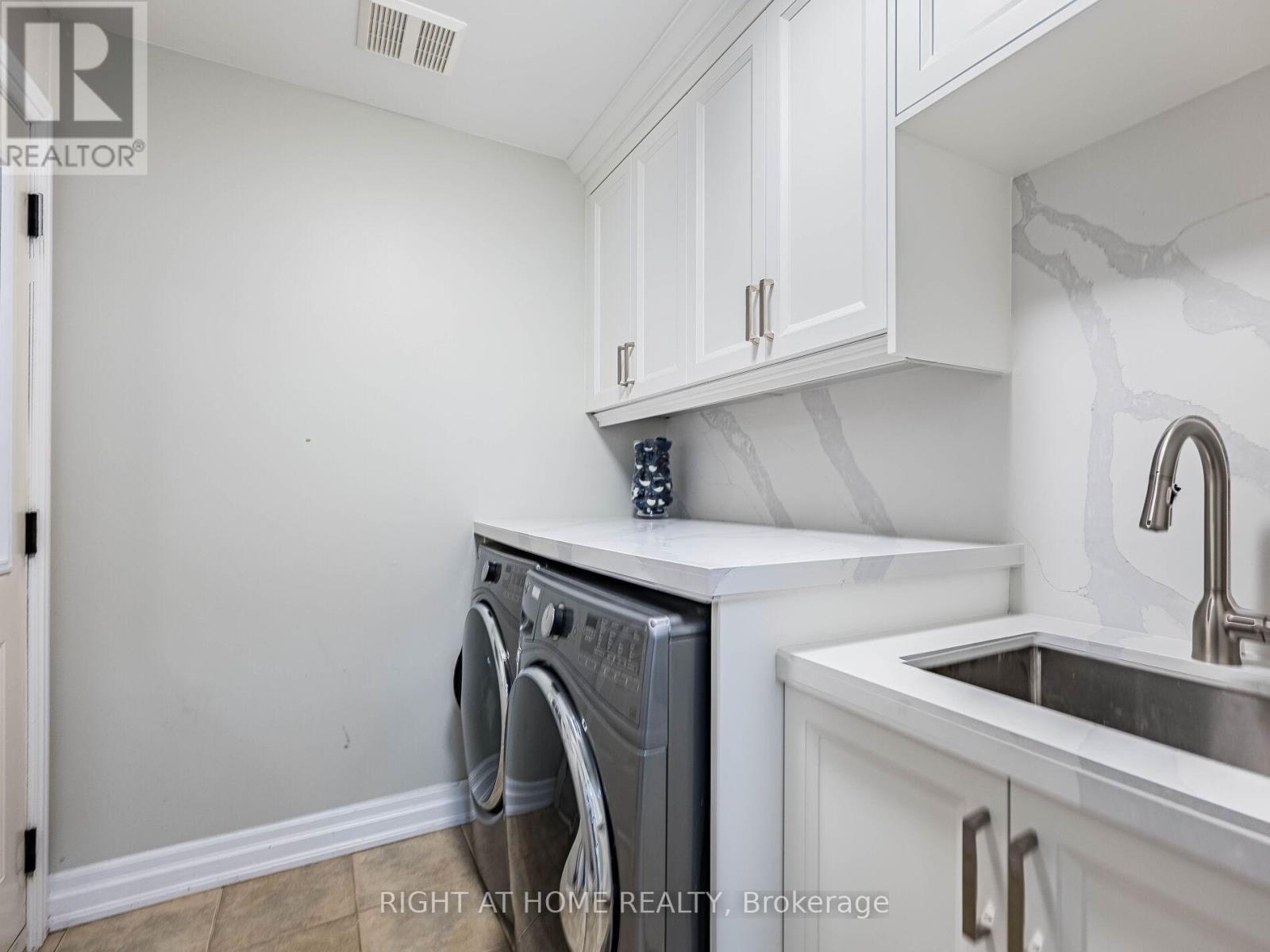 6 Berrycreek Drive, Brampton (Fletcher's Meadow), Ontario  L7A 2M7 - Photo 17 - W12407400