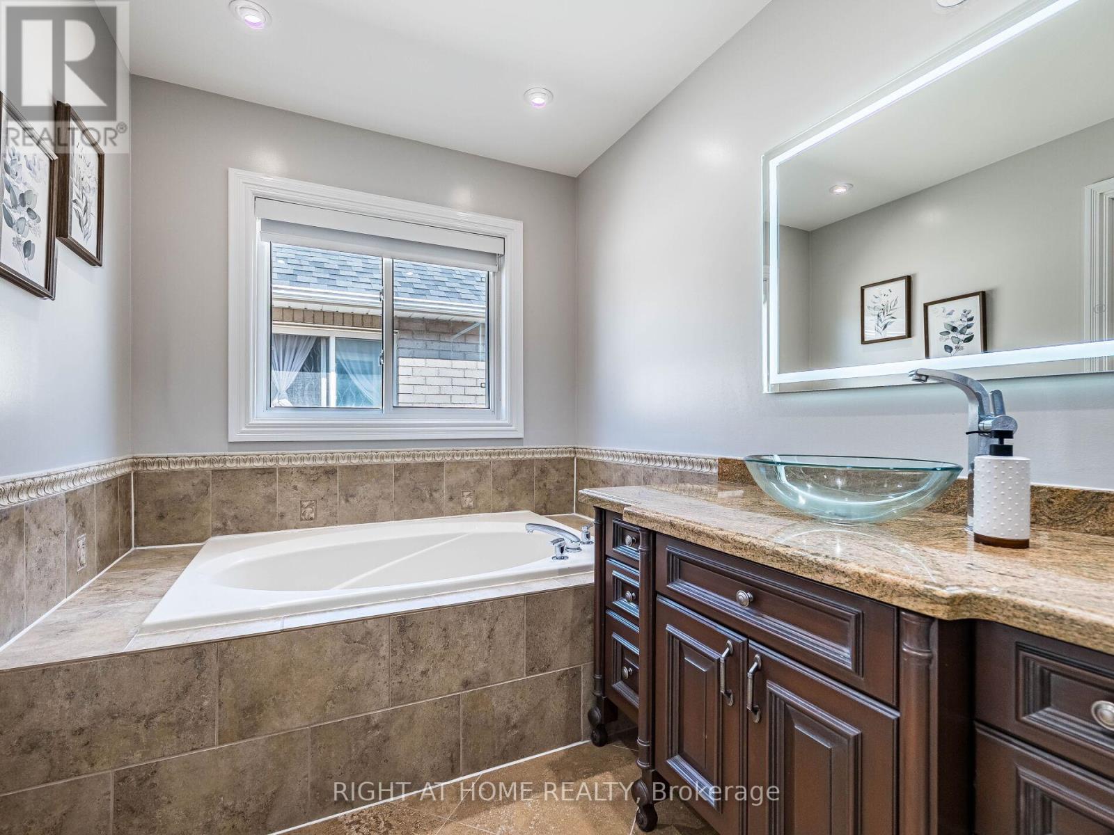 6 Berrycreek Drive, Brampton (Fletcher's Meadow), Ontario  L7A 2M7 - Photo 25 - W12407400