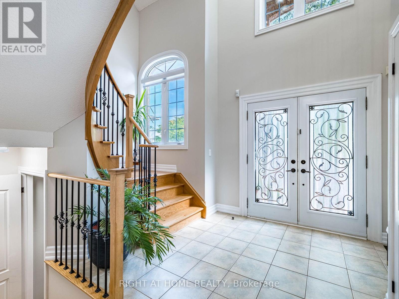 6 Berrycreek Drive, Brampton (Fletcher's Meadow), Ontario  L7A 2M7 - Photo 3 - W12407400