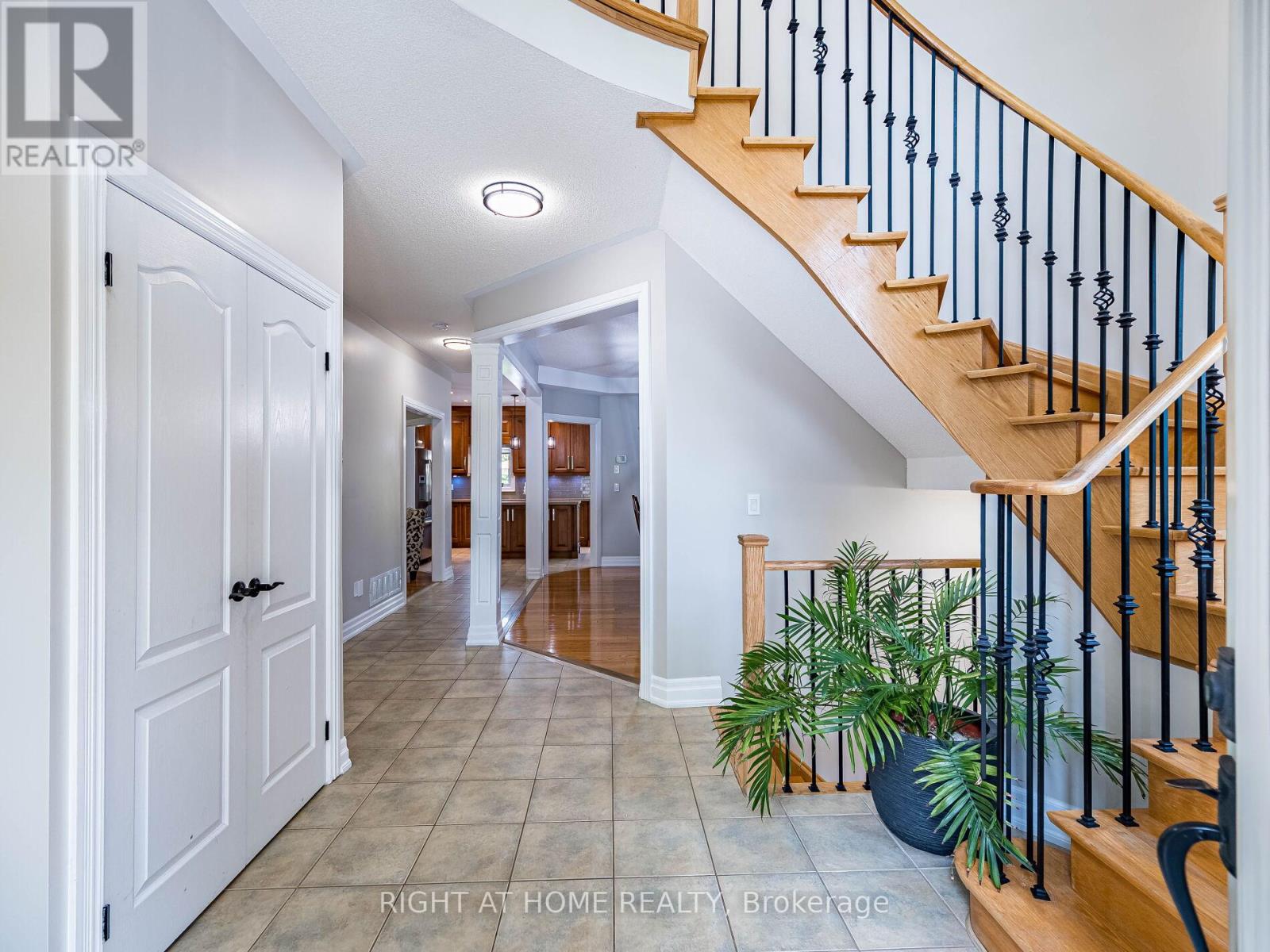 6 Berrycreek Drive, Brampton (Fletcher's Meadow), Ontario  L7A 2M7 - Photo 4 - W12407400