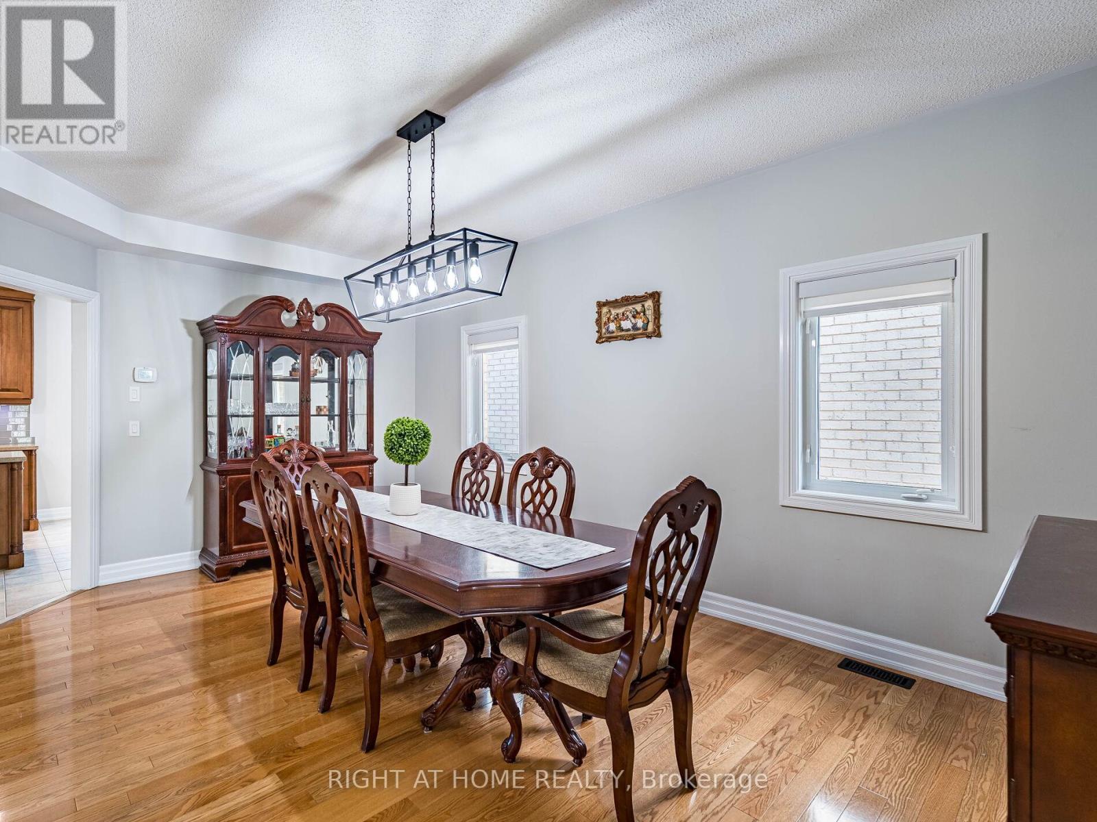 6 Berrycreek Drive, Brampton (Fletcher's Meadow), Ontario  L7A 2M7 - Photo 6 - W12407400