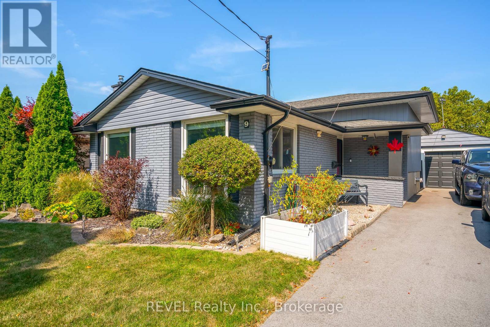 9 Fitzroy Lane, St. Catharines, Ontario  L2M 6N6 - Photo 4 - X12407497
