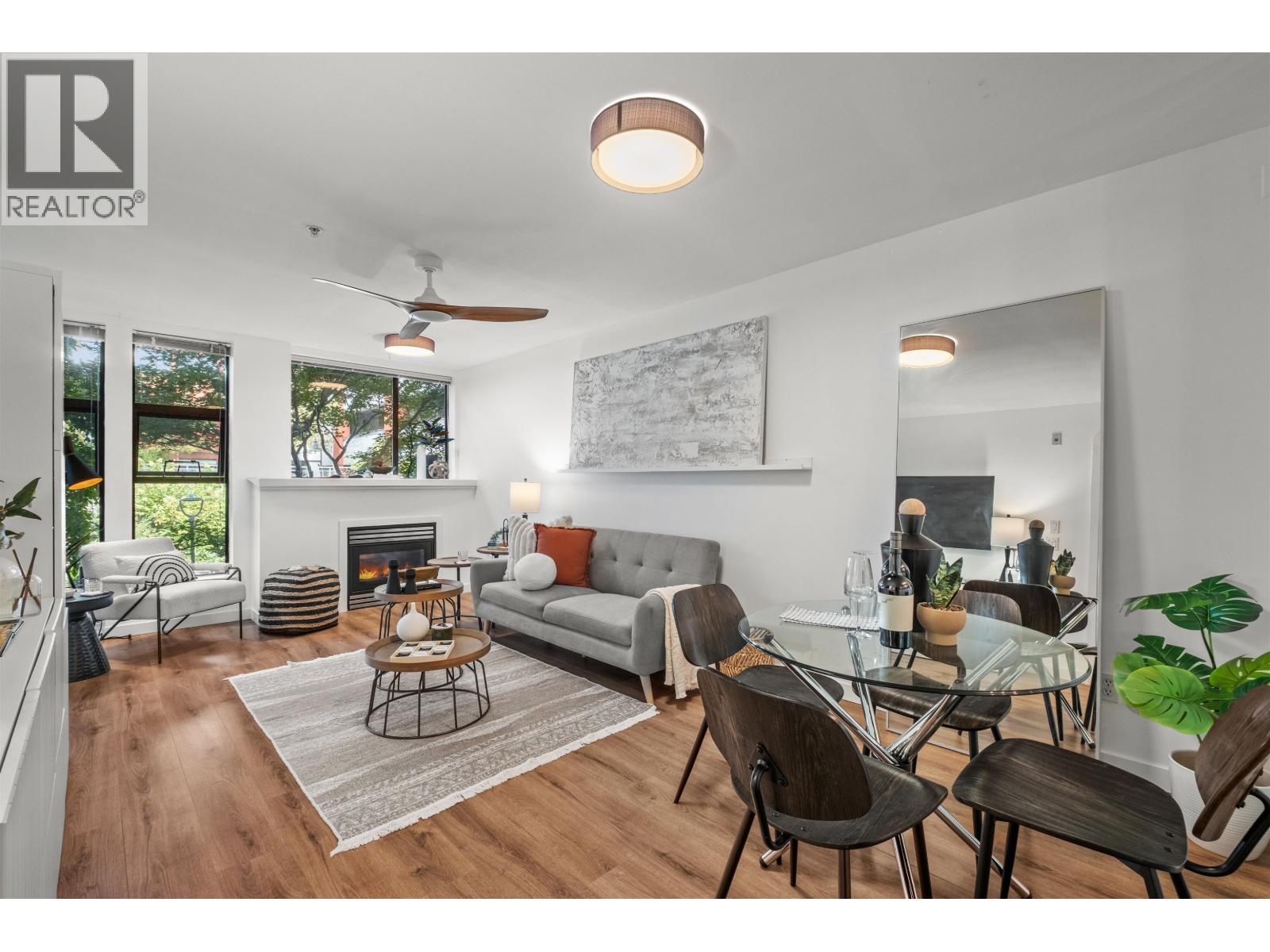 305 305 Lonsdale Avenue, North Vancouver, British Columbia  V7M 3G3 - Photo 1 - R3048518