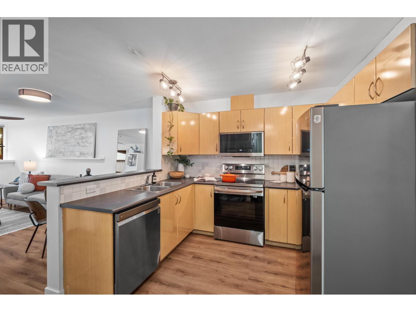 305 305 Lonsdale Avenue, North Vancouver, British Columbia  V7M 3G3 - Photo 6 - R3048518