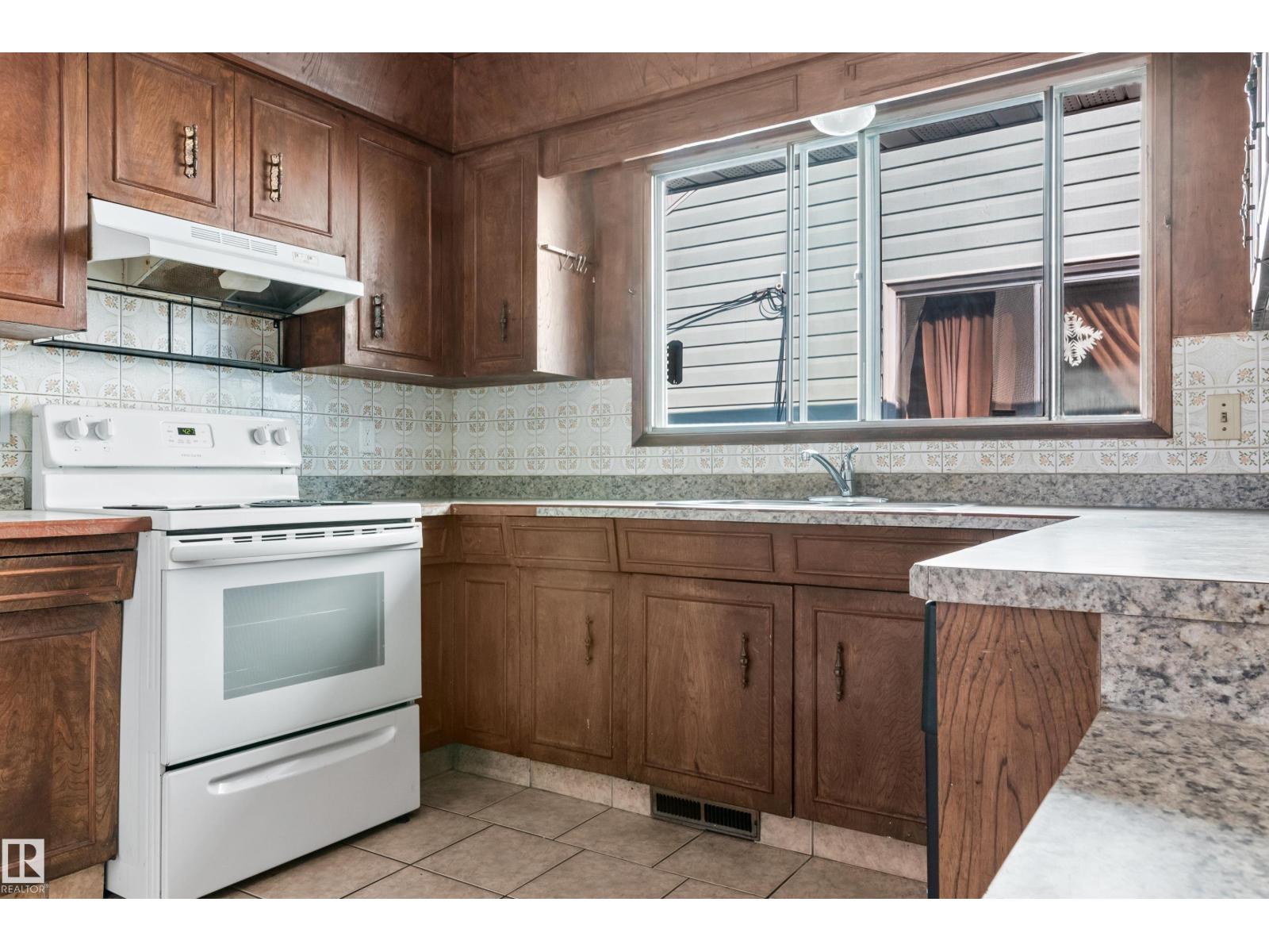 9558 76 Av Nw, Edmonton, Alberta  T6C 0K2 - Photo 10 - E4458011