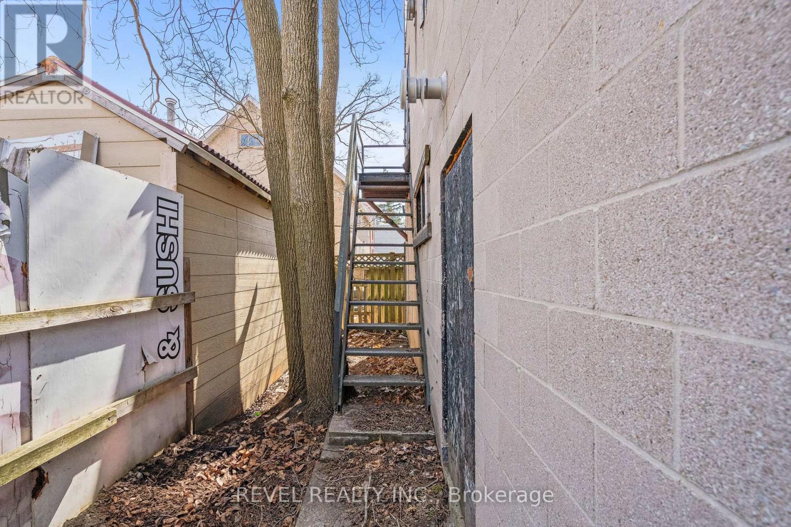 226 King Street, Welland, Ontario  L3B 3J7 - Photo 8 - X12407326
