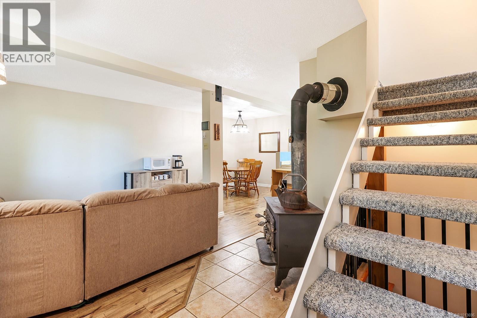 2 1084 Washington Way, Courtenay, British Columbia  V9J 1L0 - Photo 2 - 1013696