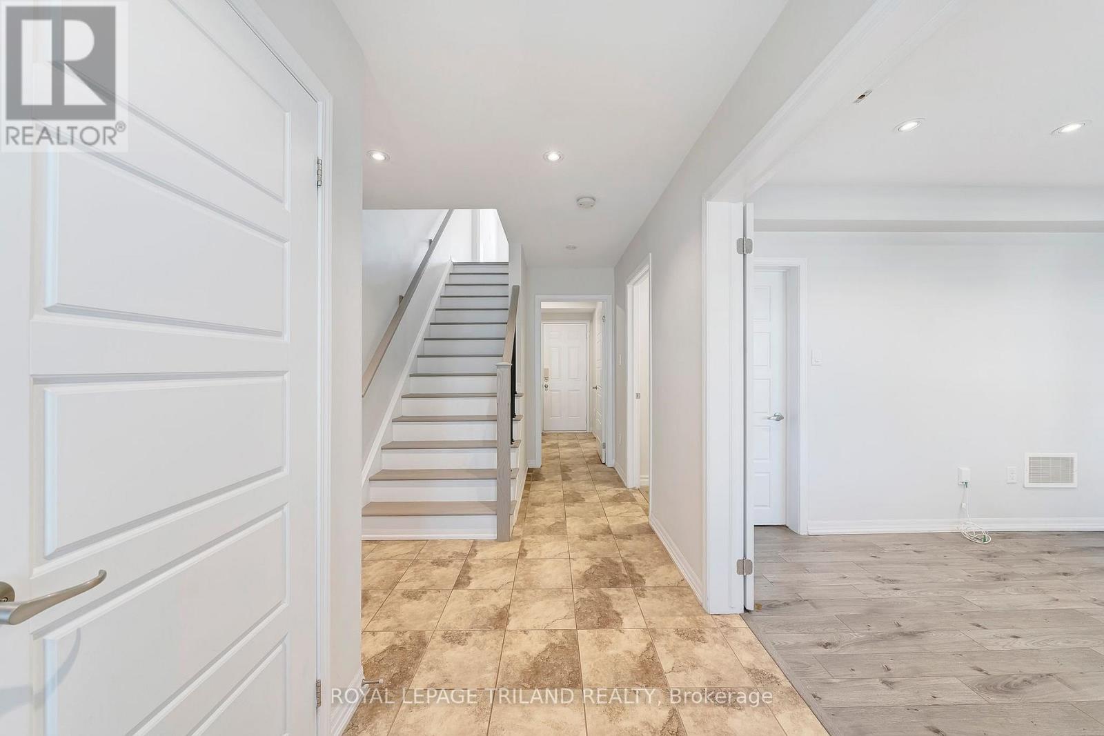 244 Ellen Davidson Drive, Oakville, Ontario  L6M 0V2 - Photo 3 - W12400366
