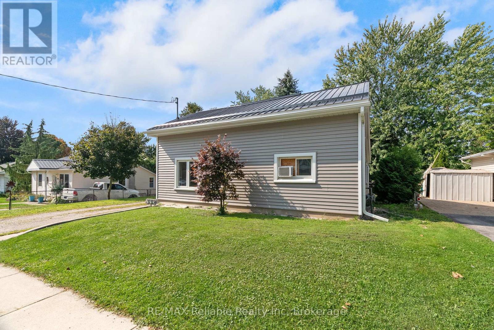 332 James Street, Central Huron, Ontario  N0M 1L0 - Photo 3 - X12407553