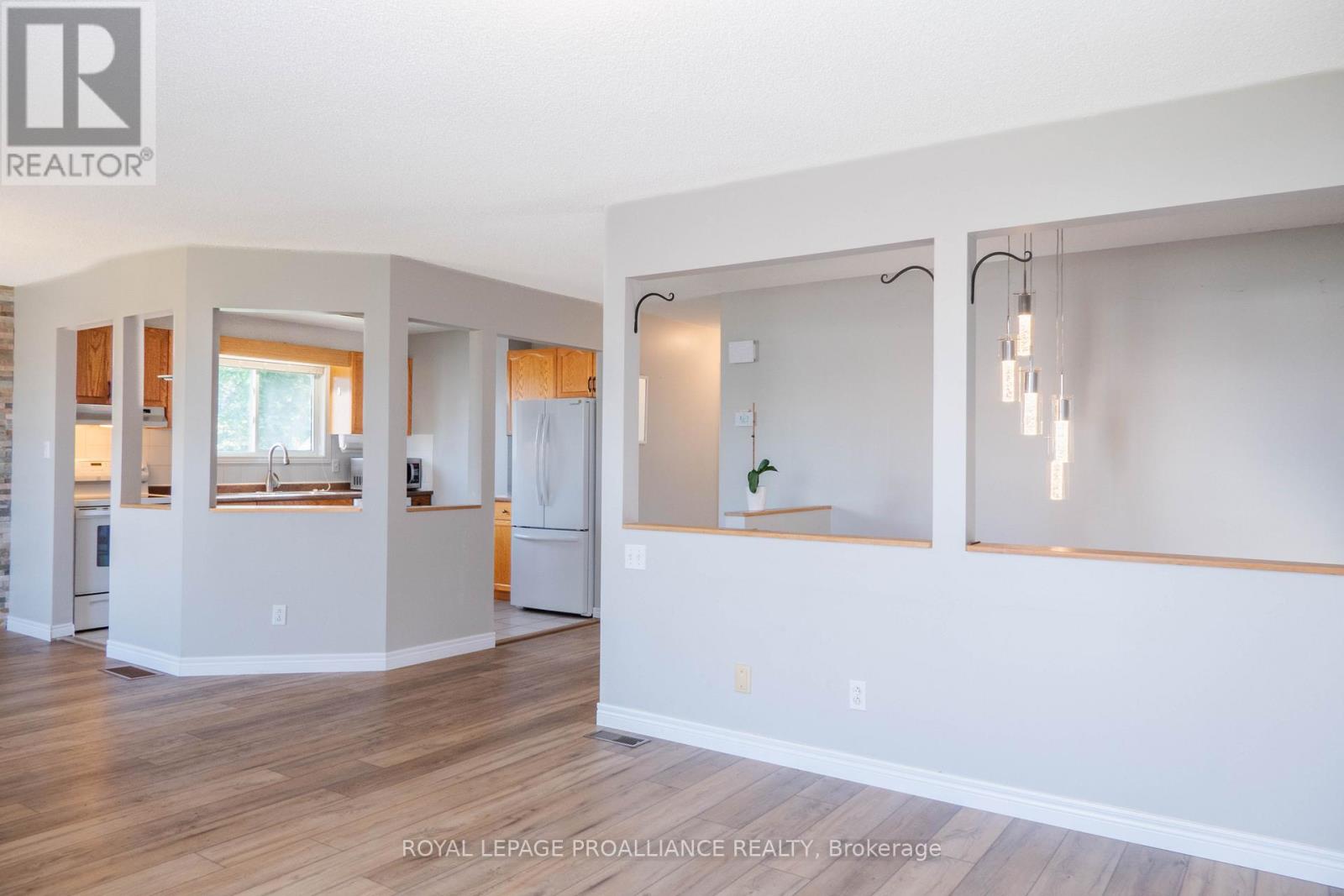 11 Carrying Place Road, Quinte West, Ontario  K8V 3E6 - Photo 10 - X12407588