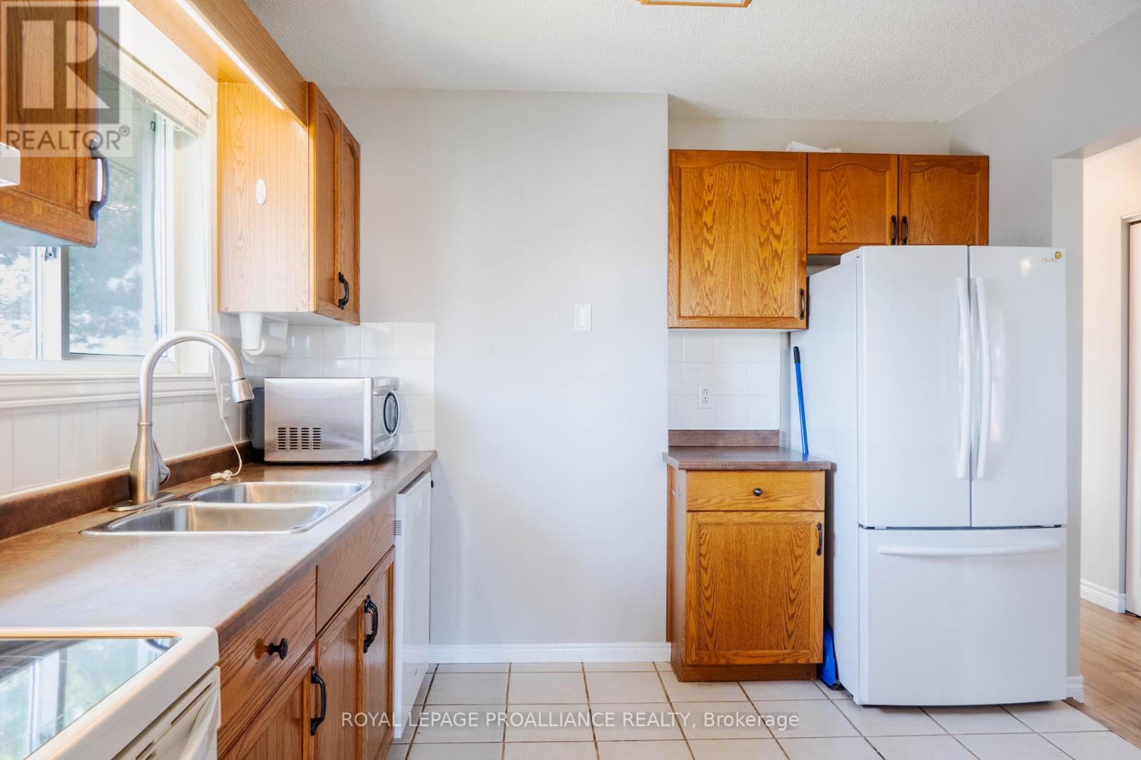 11 Carrying Place Road, Quinte West, Ontario  K8V 3E6 - Photo 11 - X12407588