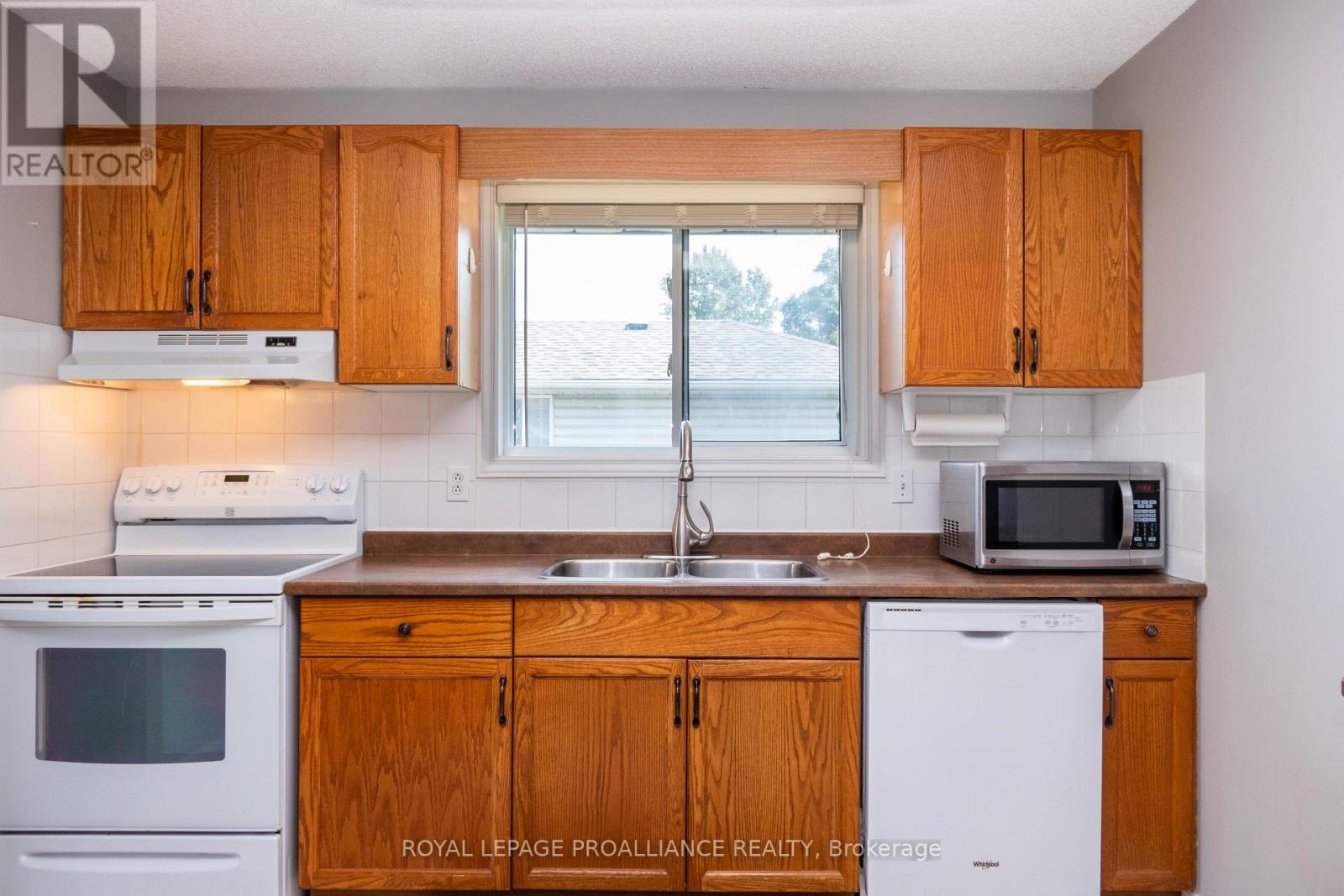 11 Carrying Place Road, Quinte West, Ontario  K8V 3E6 - Photo 12 - X12407588