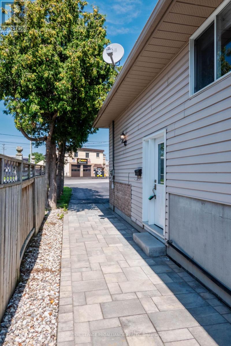 11 Carrying Place Road, Quinte West, Ontario  K8V 3E6 - Photo 4 - X12407588