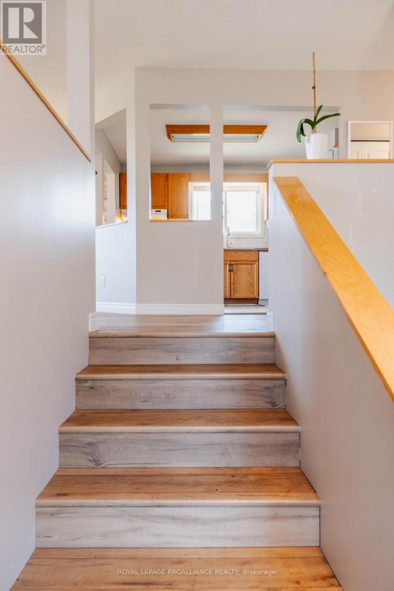 11 Carrying Place Road, Quinte West, Ontario  K8V 3E6 - Photo 7 - X12407588