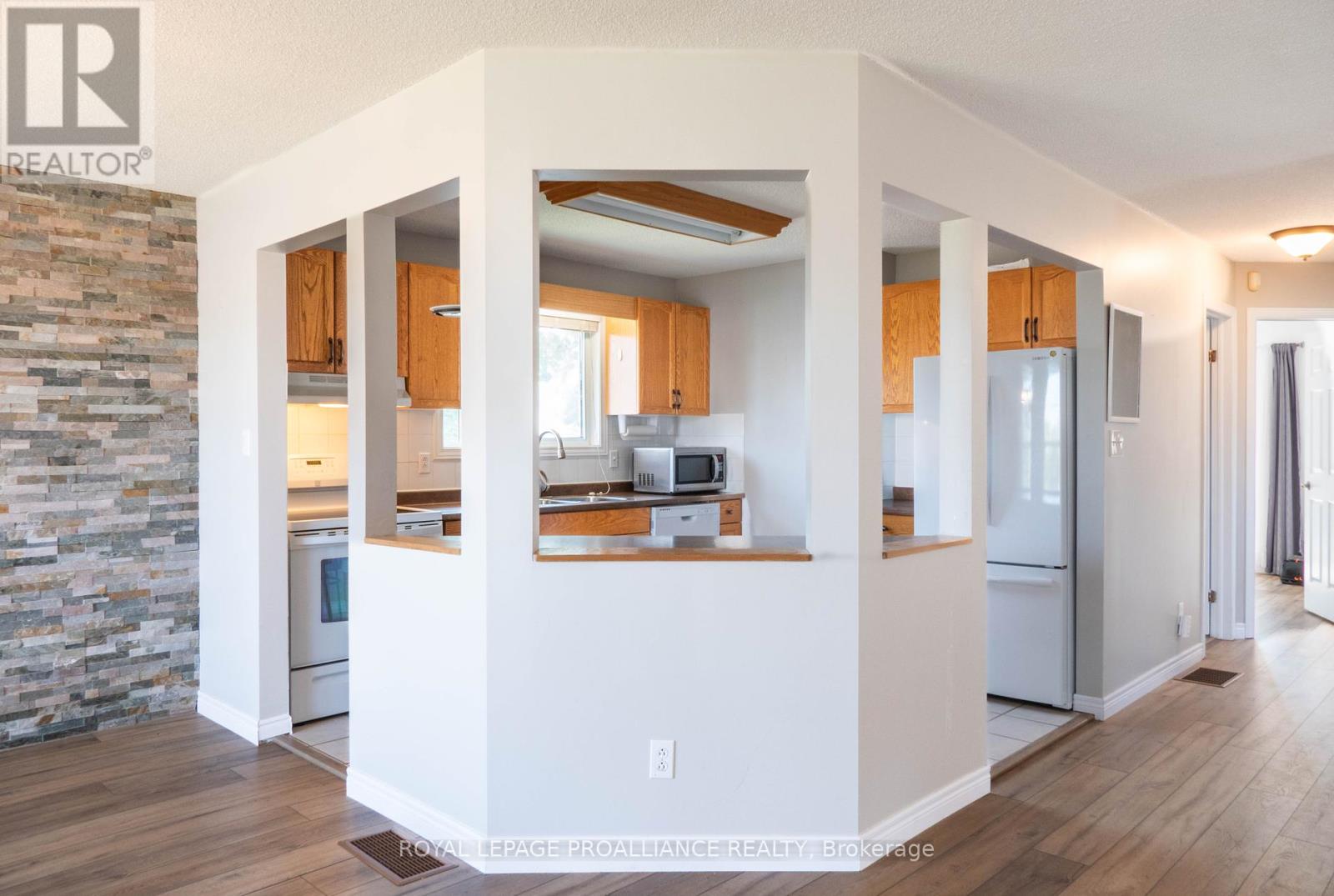 11 Carrying Place Road, Quinte West, Ontario  K8V 3E6 - Photo 8 - X12407588