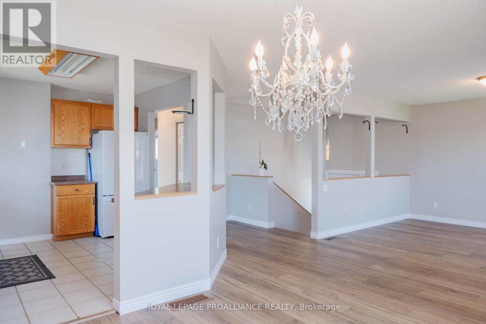 11 Carrying Place Road, Quinte West, Ontario  K8V 3E6 - Photo 9 - X12407588