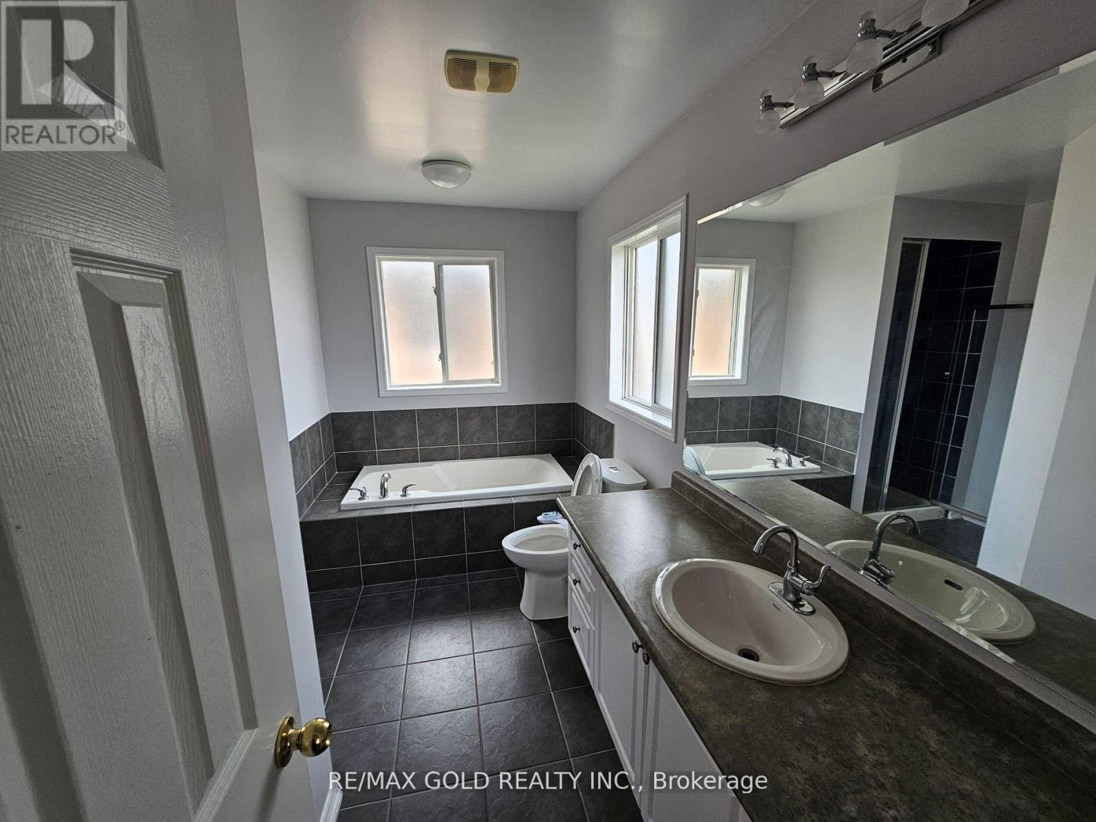 25 Iceberg Trail, Brampton, Ontario  L6R 0H9 - Photo 10 - W12407454