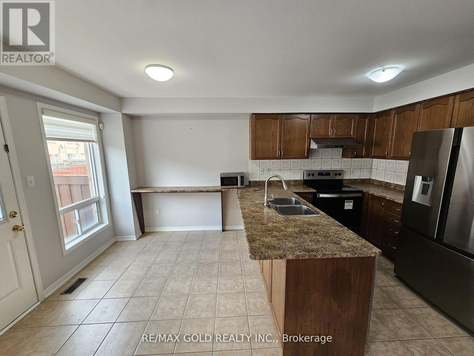25 Iceberg Trail, Brampton, Ontario  L6R 0H9 - Photo 7 - W12407454