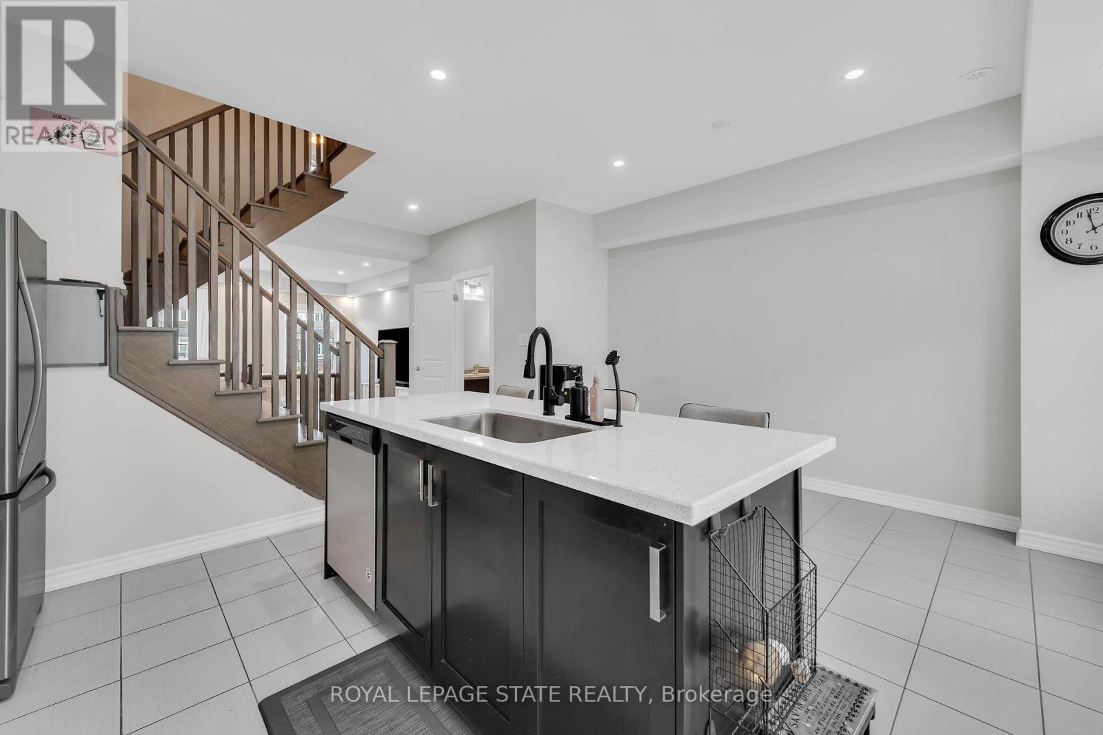 135 Borers Creek Circle, Hamilton, Ontario  L8B 1W3 - Photo 14 - X12407473