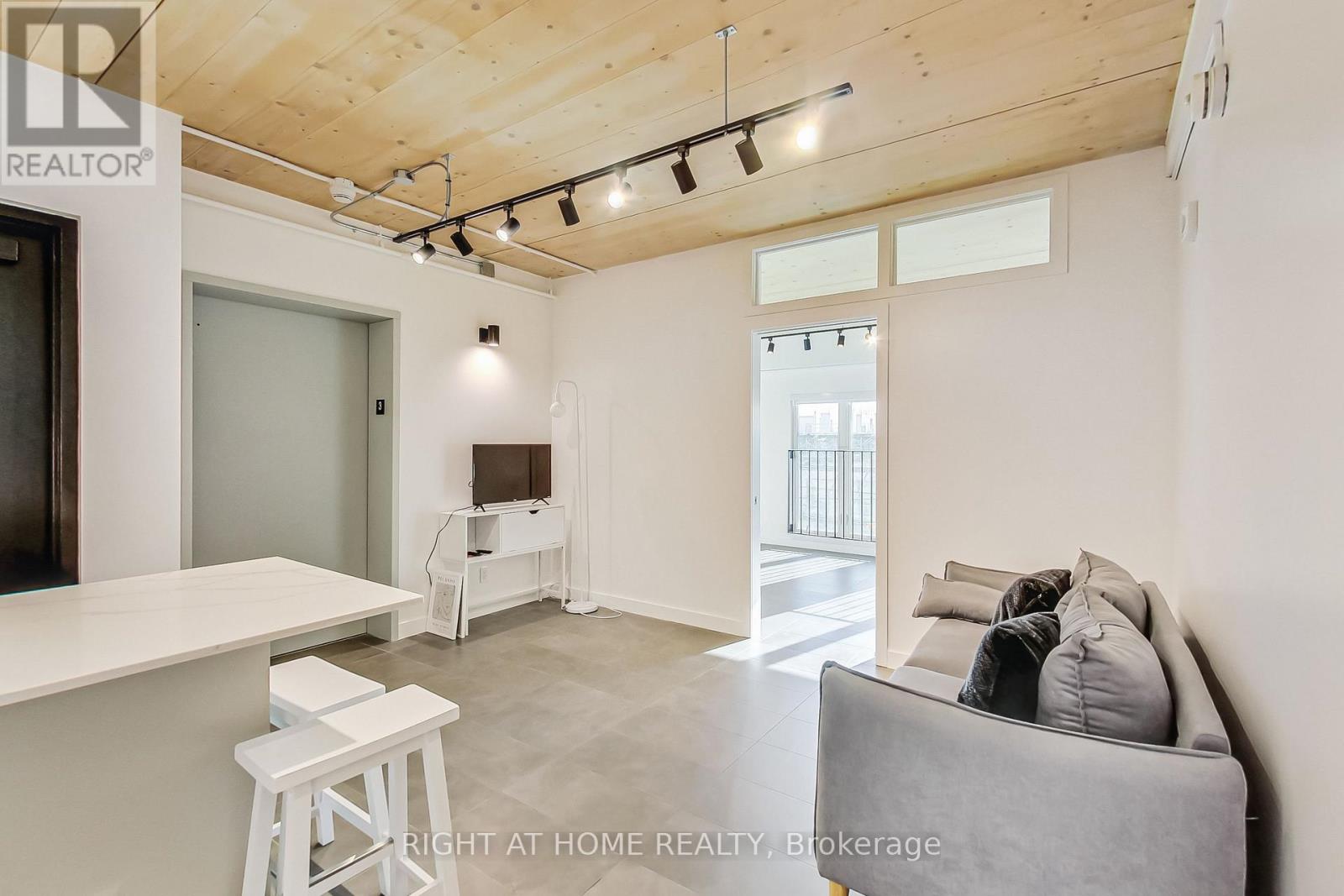 301 - 1602 Queen Street E, Toronto, Ontario  M4L 1G2 - Photo 2 - E12407607