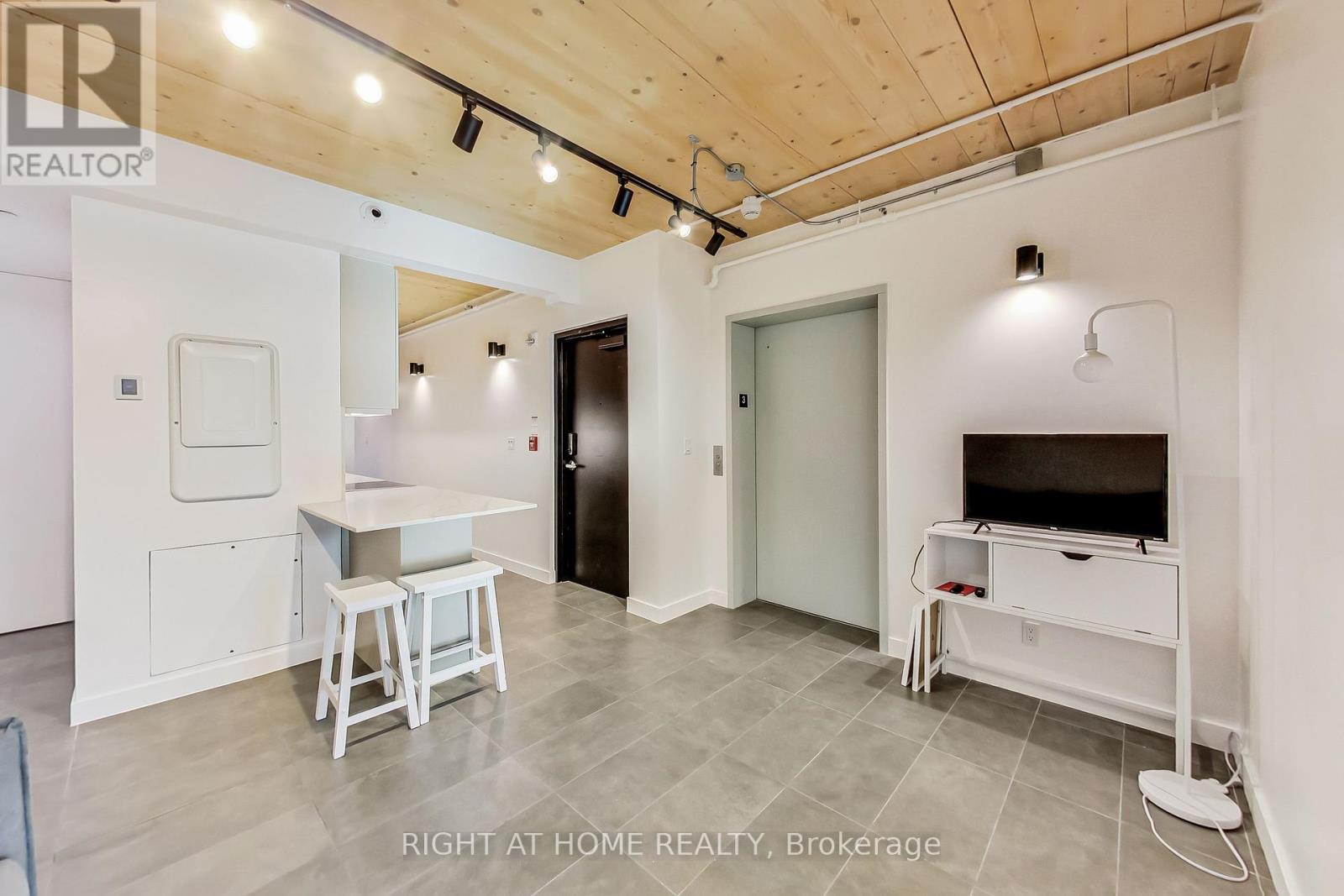 301 - 1602 Queen Street E, Toronto, Ontario  M4L 1G2 - Photo 3 - E12407607