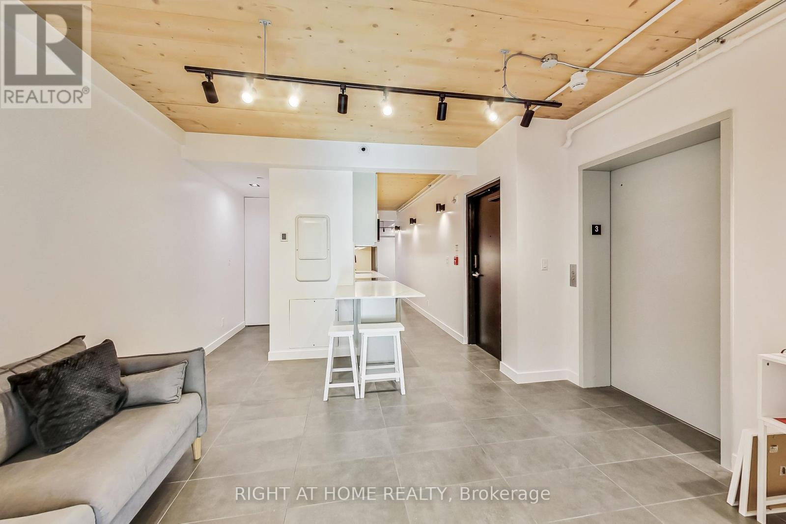 301 - 1602 Queen Street E, Toronto, Ontario  M4L 1G2 - Photo 4 - E12407607